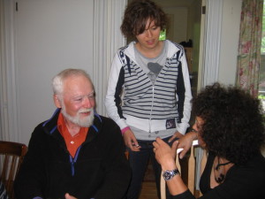 English immersion course students talking with guest speaker and theater director Jon Potter.